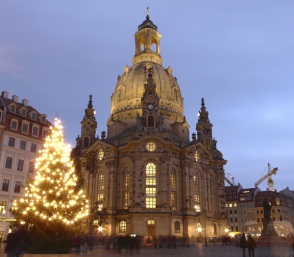 christmas-tree-in-front-of-the-church-of-our-lady-in-dresden